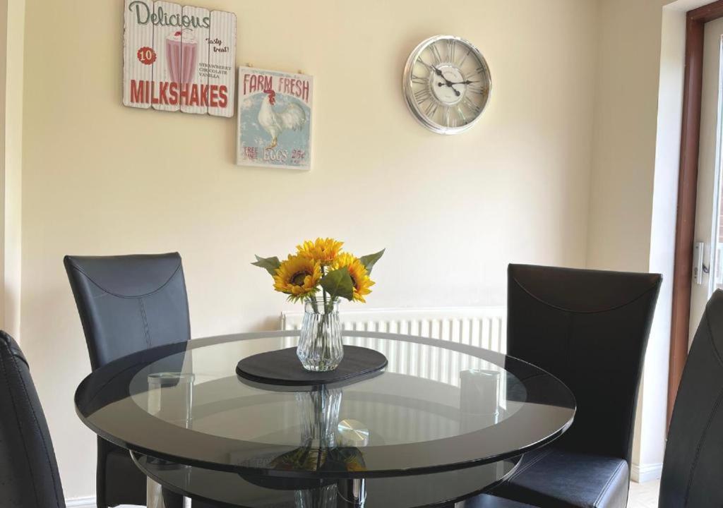 Kingsnorth Ashford Holiday Home Smithy Drive Sleeps 5 Free Wifi And Vehicle Parking المظهر الخارجي الصورة